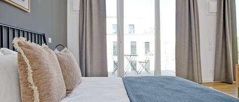 Iron/ironing board, WiFi, bed sheets