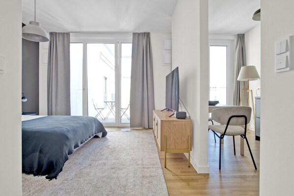 Iron/ironing board, WiFi, bed sheets - Exquisite Mitte Studio with Apple Store in building, by Blueground (Berlin)