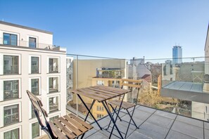 Outdoor dining - Exquisite Mitte Studio with Apple Store in building, by Blueground (Berlin)