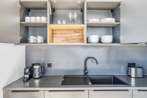 Fridge, microwave, oven, stovetop - Spacious Mitte 2BR with Apple Store in building, by Blueground (Berlin)