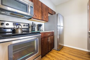 Fridge, microwave, oven, stovetop - Downtown White Plains 1 Bedroom - Commute to NYC (White Plains)