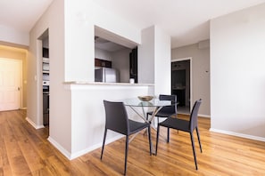 Dining - Downtown White Plains 1 Bedroom - Commute to NYC (White Plains)