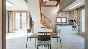 Una cocina moderna con salpicadero de azulejos, estufa integrada y ventana sobre el fregadero.