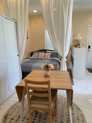 1 bedroom, WiFi - New Studio Near Disneyland, Garden Walk, & Outlets (Anaheim)