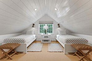 4 bedrooms, iron/ironing board, WiFi, bed sheets