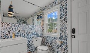 Ensemble douche/baignoire, sèche-cheveux, serviettes fournies