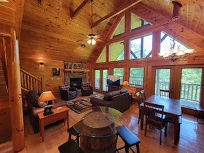 Smart TV, fireplace, video games, table football - Rocky Top Sports/Family Game Room/Pool Table/Air Hockey/Foosball/Classic Arcade (Gatlinburg)