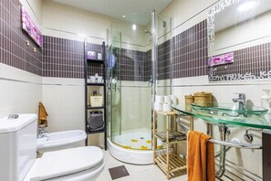Shower, hair dryer, towels - A&n   El   Señorio . (Torre del Mar)
