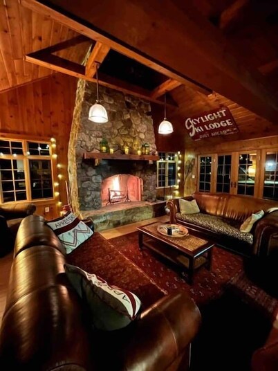Skylight Ski Lodge VT Rustic Chic Near Stratton
