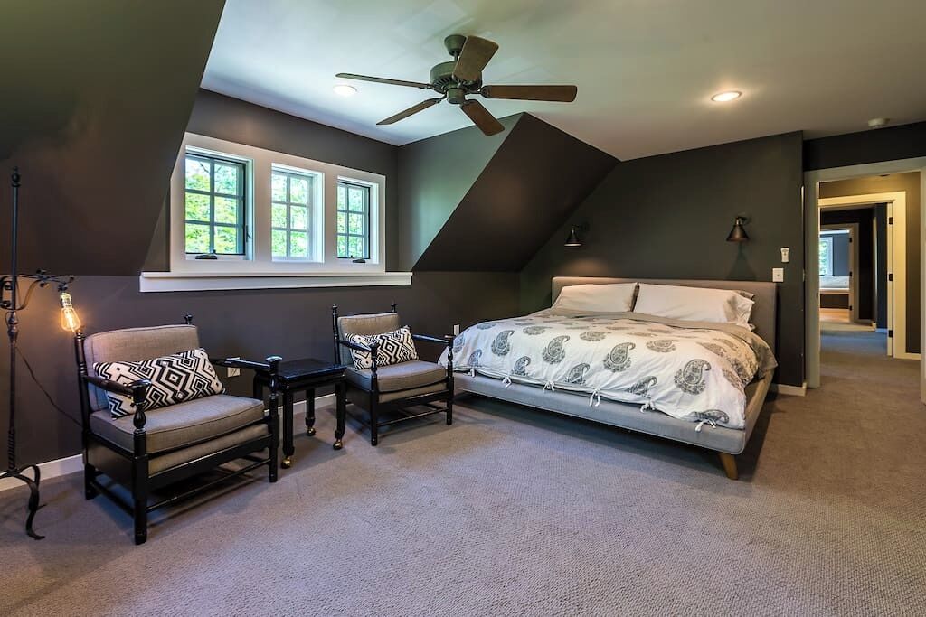 7 bedrooms, desk, iron/ironing board, travel crib