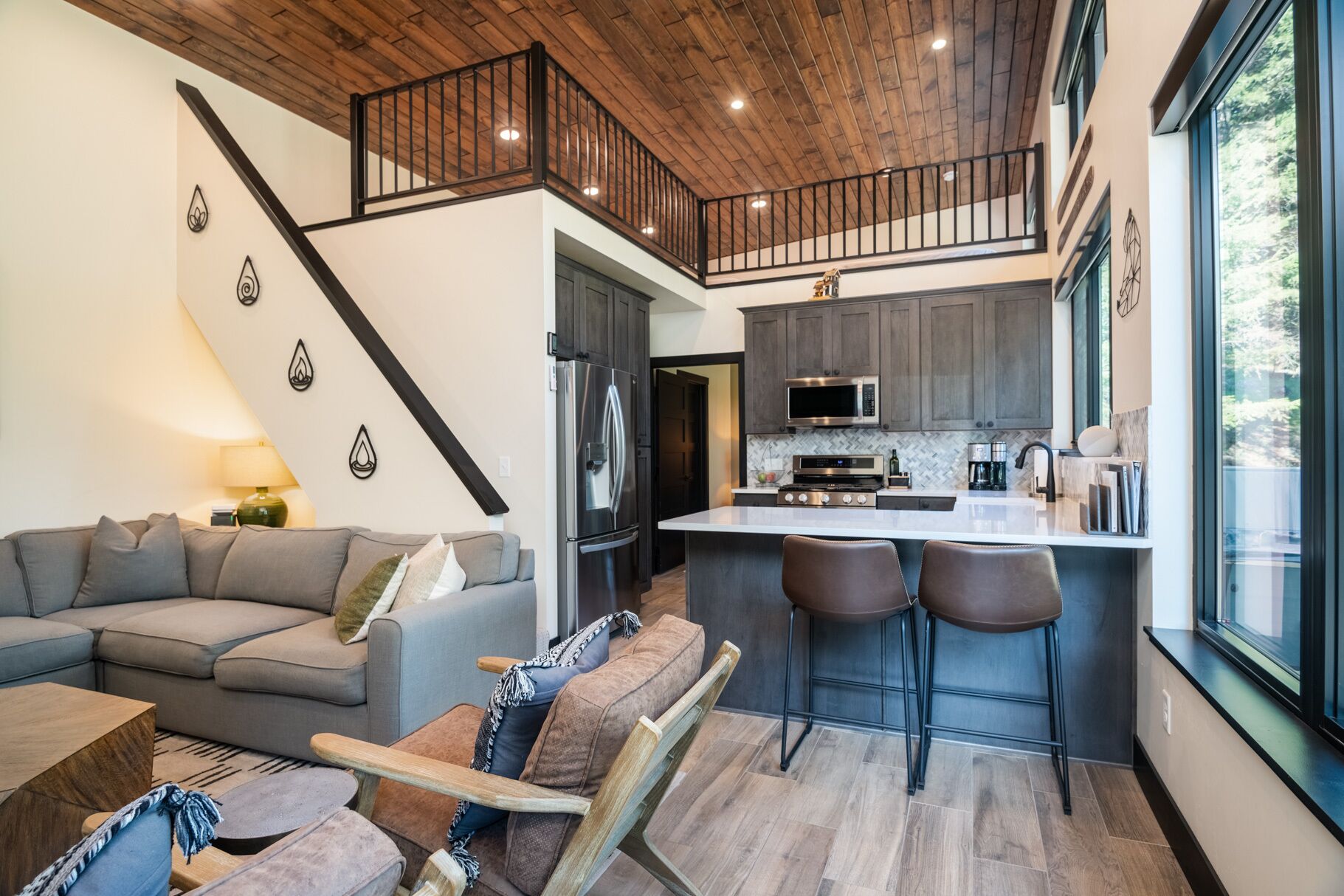 Luxurious and Tranquil Modern Mountain Cabin