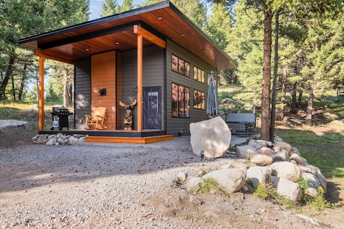 Romantic, Private Cabin with hot tub for couples. Close to Discovery Ski Hill