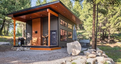 Romantic, Private Cabin with hot tub for couples. Close to Discovery Ski Hill