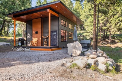 Romantic, Private Cabin with hot tub for couples. Close to Discovery Ski Hill