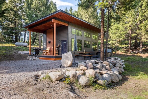 Property grounds - Romantic, Private Cabin with hot tub for couples. 7 minutes to Philipsburg (Philipsburg)