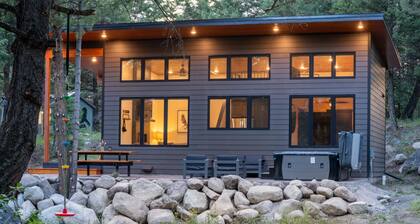 Romantic Private Cabin for Couples! Ski, Hike, Relax, Hot Tub!
