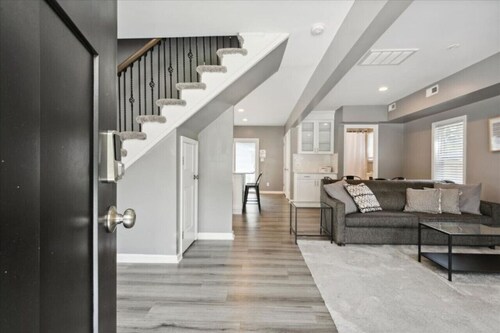 Monthly pet-friendly, <5 min walk to beach