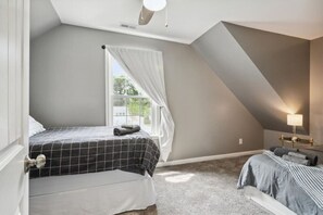 2 bedrooms, desk, WiFi, bed sheets - Monthly pet-friendly, <5 min walk to beach (Hampton)