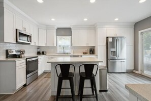 Fridge, microwave, oven, stovetop - Monthly pet-friendly, <5 min walk to beach (Hampton)