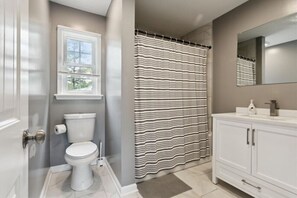 Ensemble douche/baignoire, sèche-cheveux