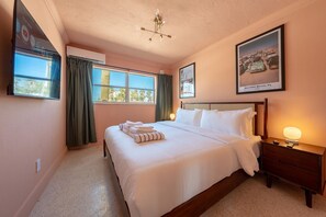 1 sovrum, skrivbord, strykjärn/strykbräda och wi-fi