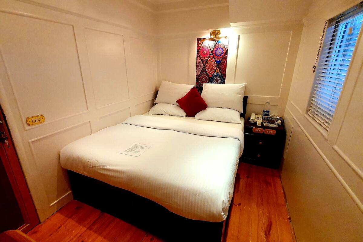Cabana superluxo, 1 cama King, vista para o rio | 1 quarto, espaço de trabalho para notebook, Wi-Fi de cortesia