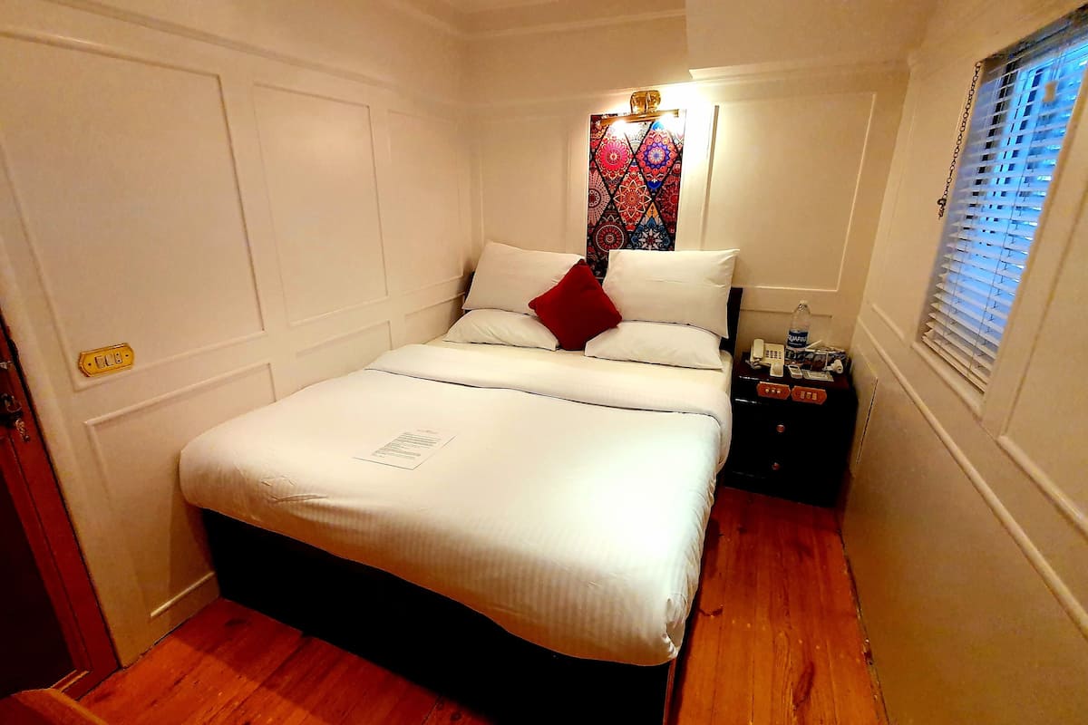 Luxury Cabin, 1 King Bed, River View | 1 bedroom, laptop workspace, free WiFi