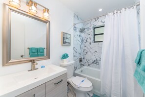 Combined shower/bathtub, hair dryer, towels, soap - Luxury 2 Bd Apt - Quick drive to Downtown & The Beach (Fort Lauderdale)