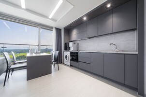 Refrigerador, microondas, horno, placa de cocina