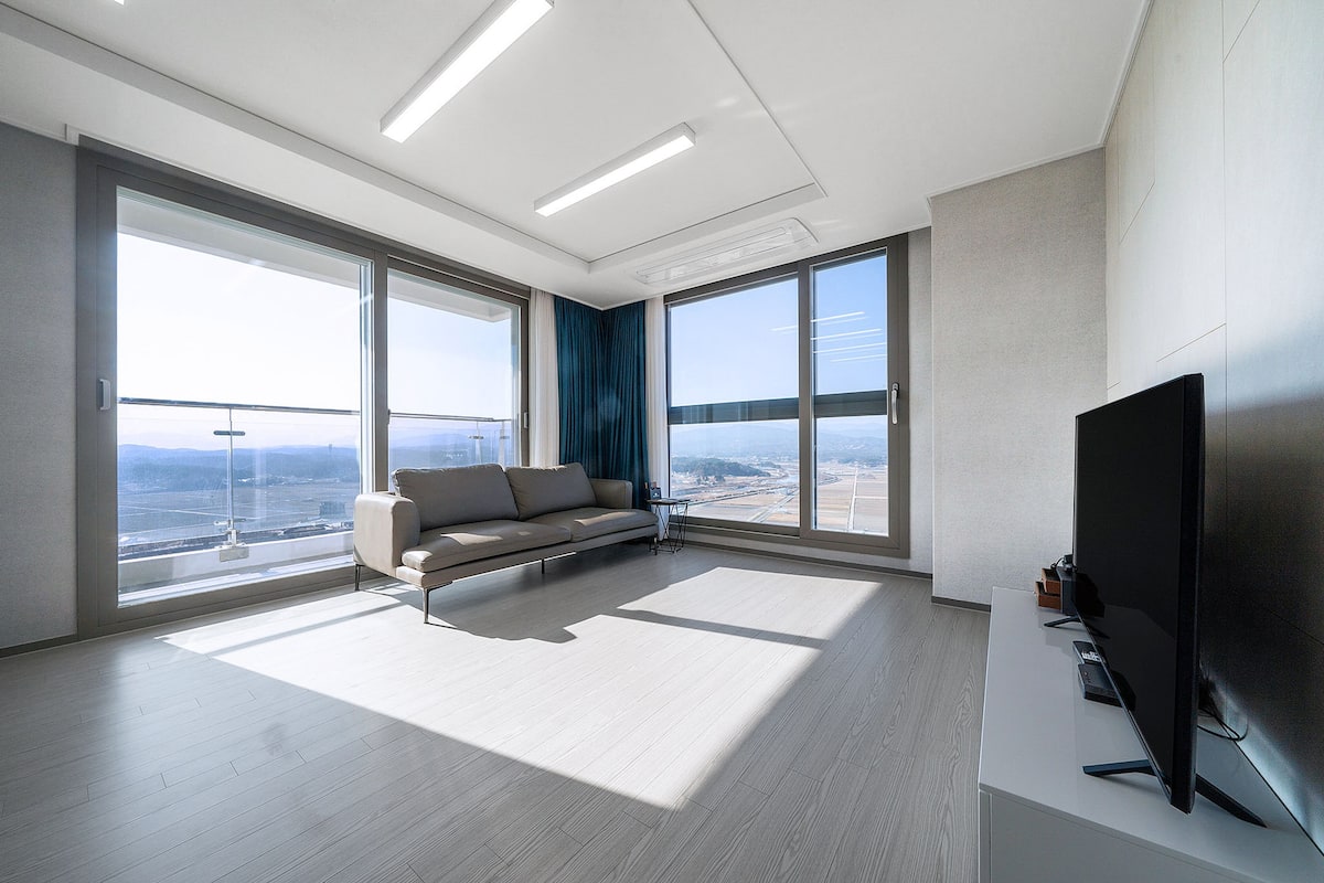 55-inch flat-screen TV with cable channels, TV, heated floors