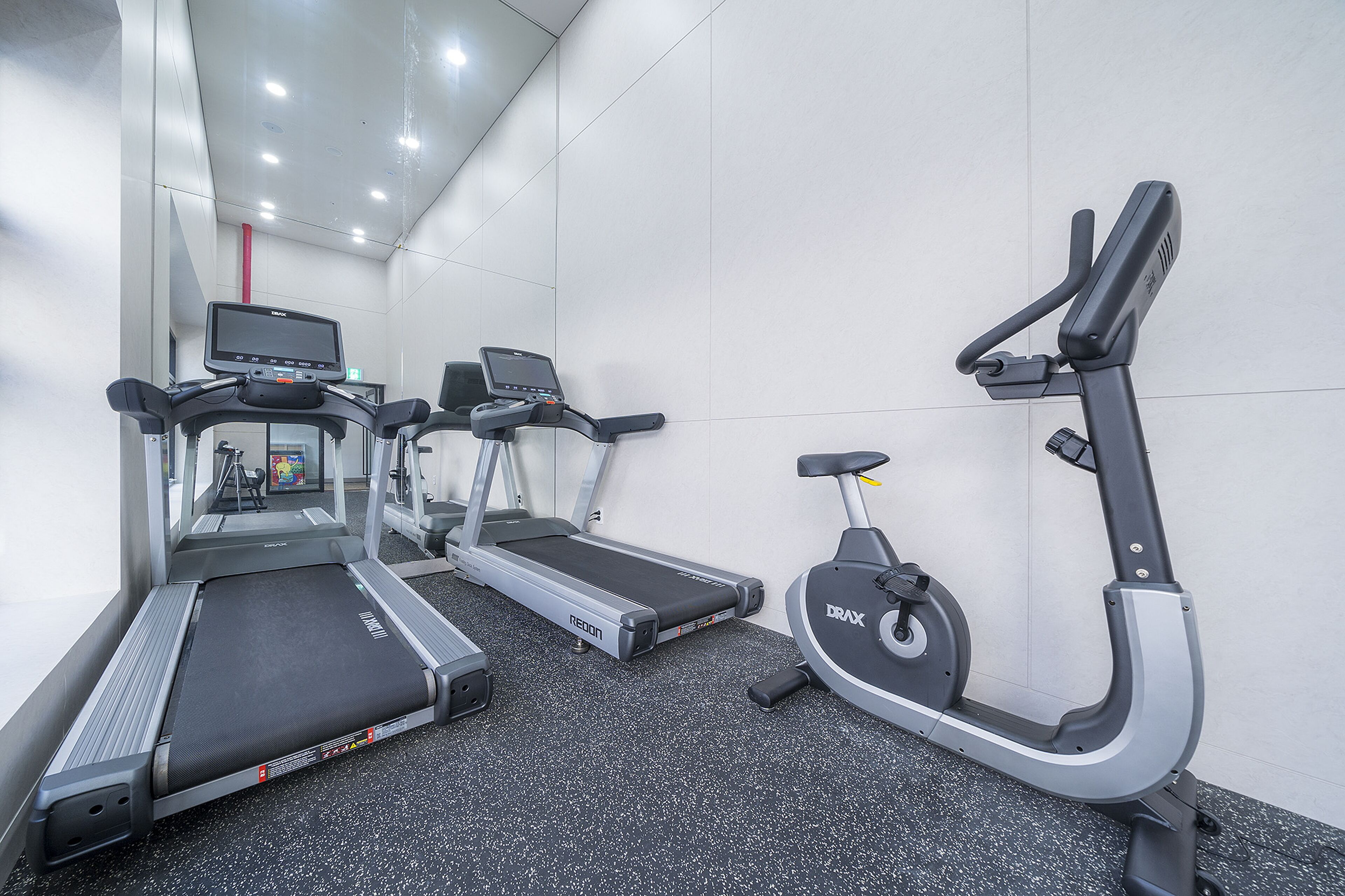 Una palestra con tapis roulant, ellittiche e cyclette.