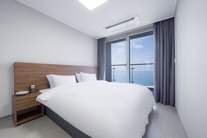 Down duvets, in-room safe, laptop workspace, blackout curtains - Gangneung Chonpines Ocean Suites Hotel (Gangneung)