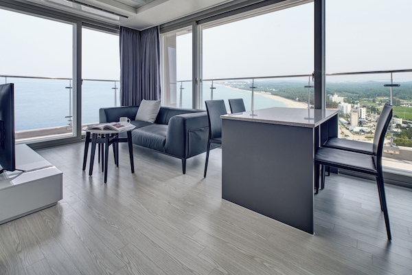 Presidential Spa Suite | Area keluarga | Televisi layar datar 55-inci dengan saluran TV kabel dan TV