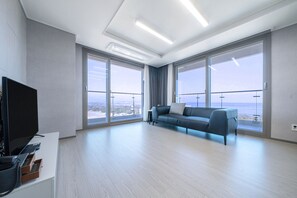 55-inch flat-screen TV with cable channels, TV, heated floors - Gangneung Chonpines Ocean Suites Hotel (Gangneung)