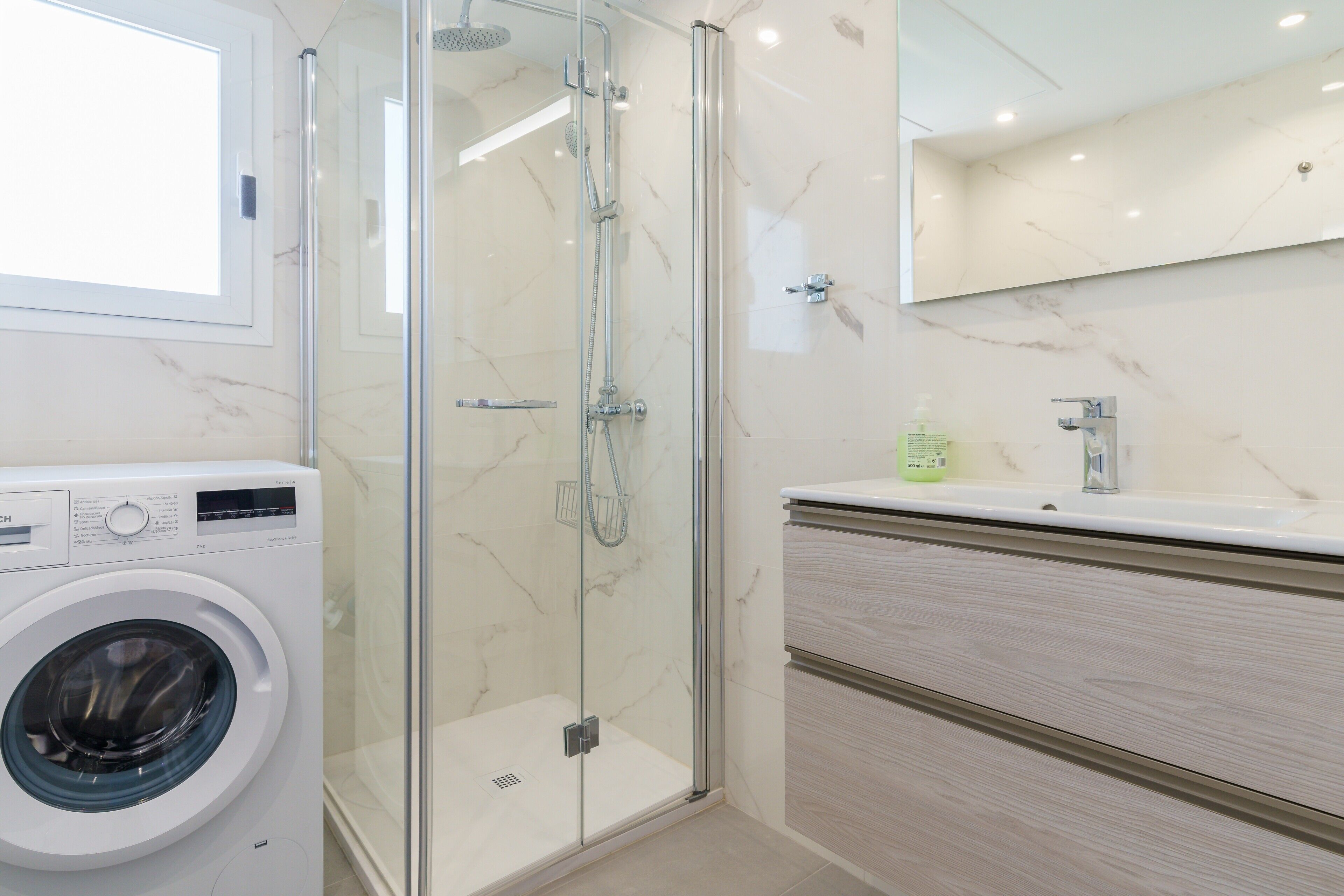 Een douche, handdoeken
