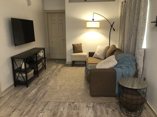 Serene Suite - private studio close to city center.