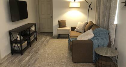 Serene Suite - private studio close to city center.