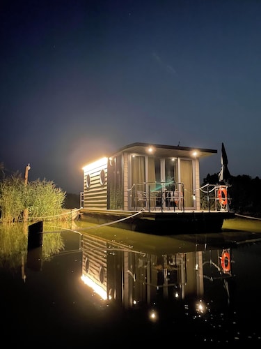 Houseboat 'Schwanennest' on the Lake with Terrace & Wi-Fi