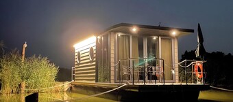 Houseboat 'Schwanennest' on the Lake with Terrace & Wi-Fi