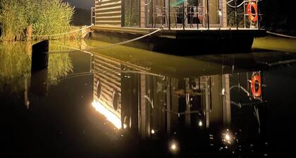 Houseboat 'Schwanennest' on the Lake with Terrace & Wi-Fi