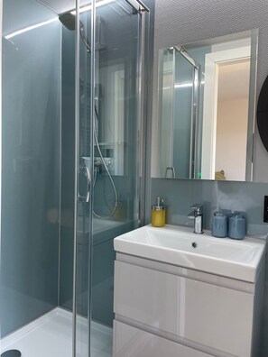 Dusche, Haartrockner, Handtücher