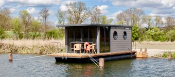 Houseboat 'Schwanennest' on the Lake with Terrace & Wi-Fi