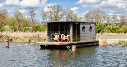 Houseboat 'Schwanennest' on the Lake with Terrace & Wi-Fi