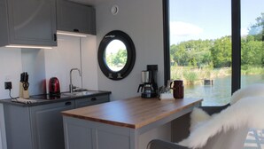 Una cocina moderna con encimera de madera, un fregadero y una cafetera.