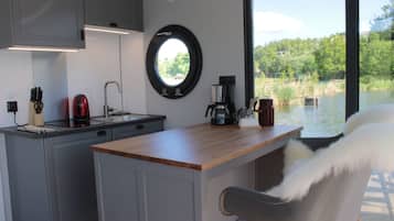 Kühlschrank, Herdplatte, Wasserkocher mit Kaffee-/Teezubehör