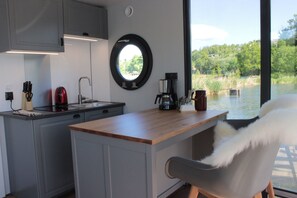 Kühlschrank, Herdplatte, Wasserkocher mit Kaffee-/Teezubehör