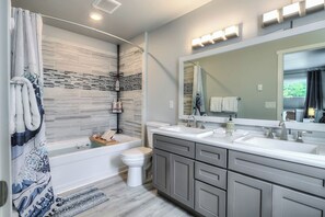 Combined shower/tub, towels