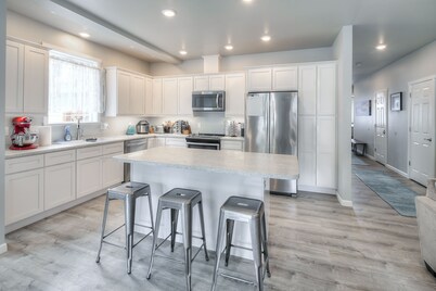 Hot Tub, Game room, Fire Pit, Unlimited Hot Water, with stunning mountain view!