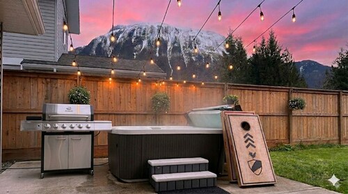 Large Groups Near Glacier w/ Hot Tub & Game Room