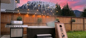 Large Groups Near Glacier w/ Hot Tub & Game Room